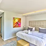 Stylish, 2 Bedroom Apartment In Sea Point W Parking