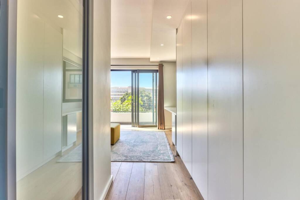 Stylish, 2 Bedroom In Sea Point W Parking Apartment *