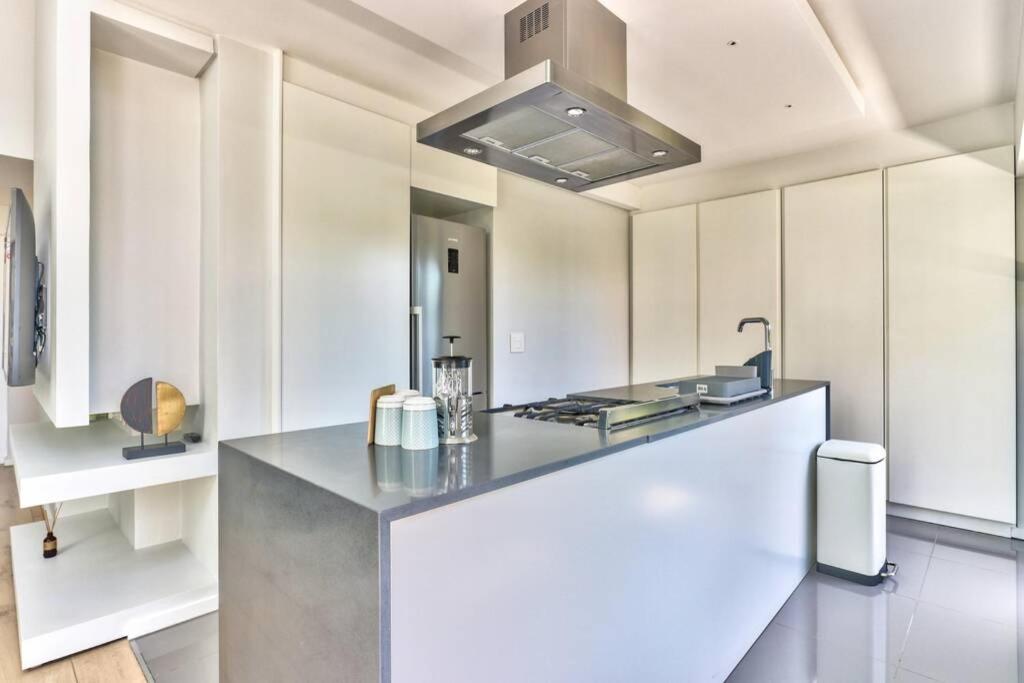 Stylish, 2 Bedroom In Sea Point W Parking Apartment