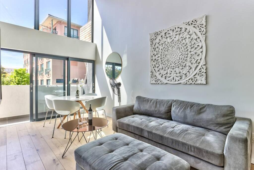 Stylish, 2 Bedroom In Sea Point W Parking * Cape Town