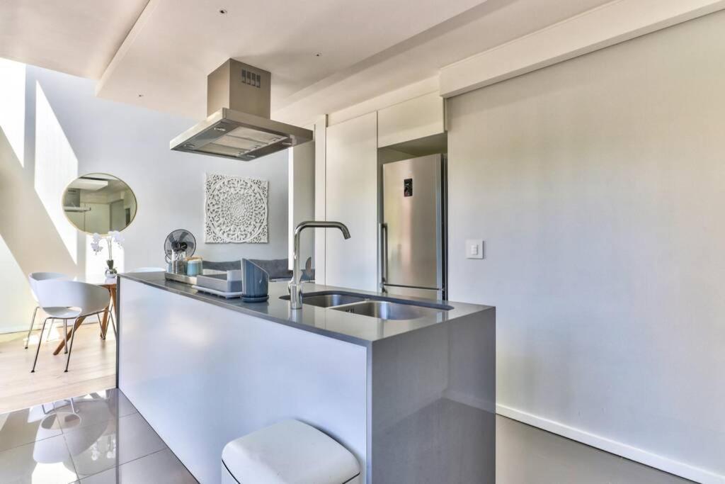 Stylish, 2 Bedroom In Sea Point W Parking * Cape Town