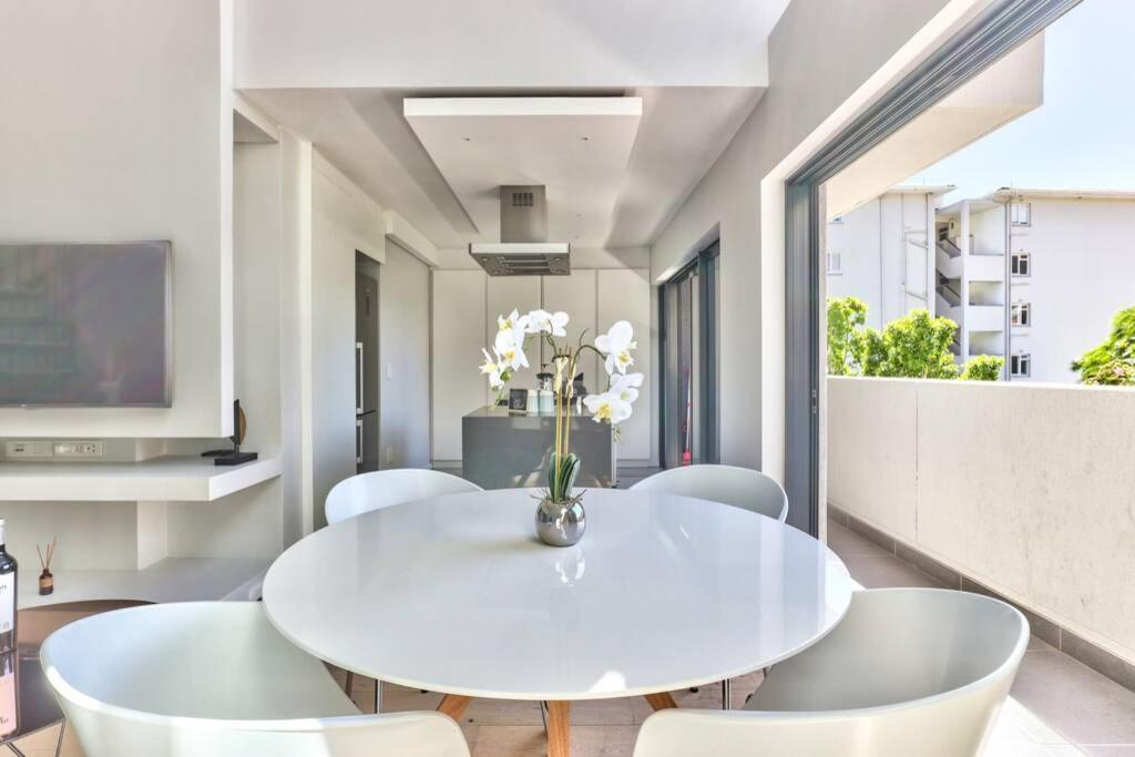 Stylish, 2 Bedroom In Sea Point W Parking Apartment *
