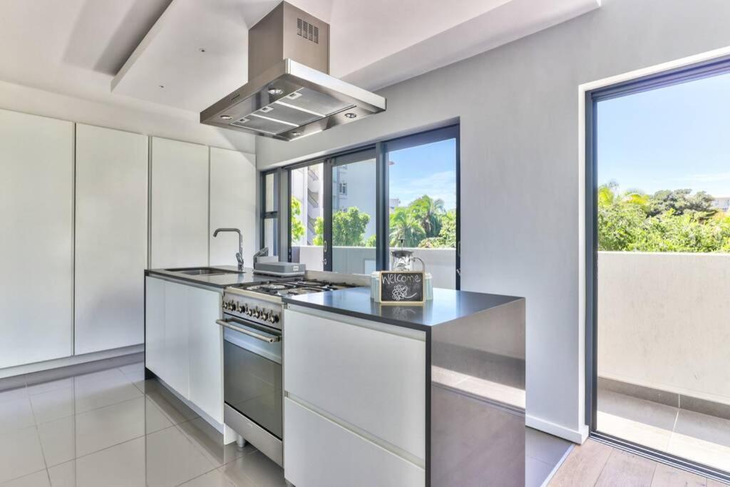 Apartment Stylish, 2 Bedroom In Sea Point W Parking Cape Town