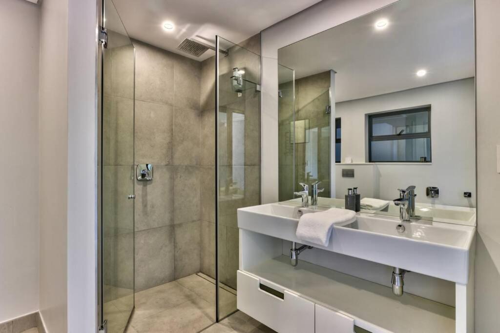 Apartment Stylish, 2 Bedroom In Sea Point W Parking Cape Town