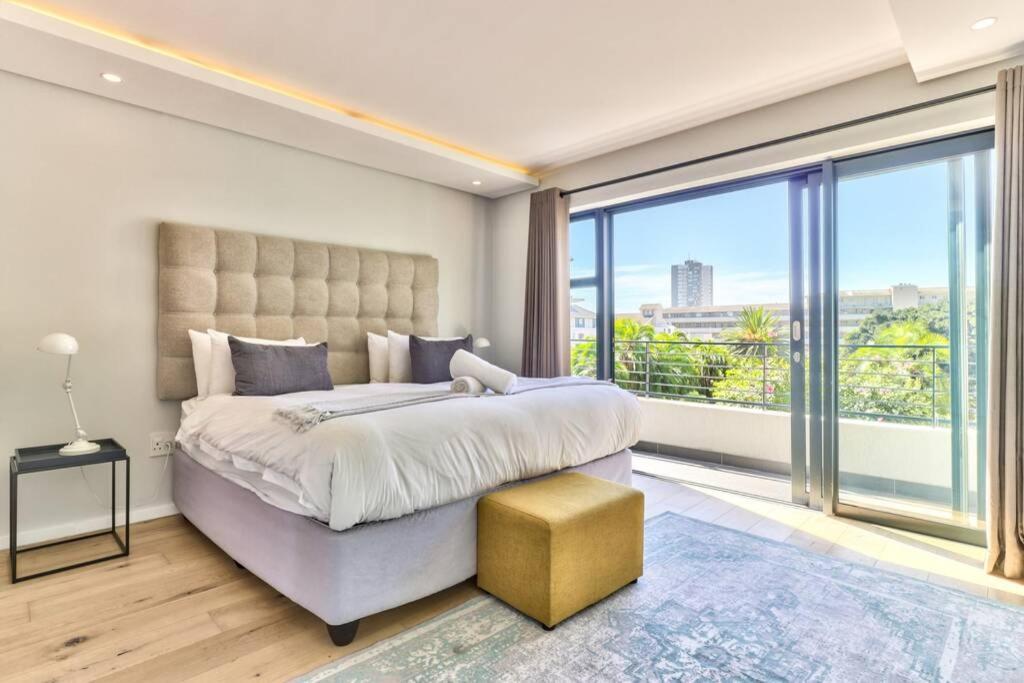Stylish, 2 Bedroom In Sea Point W Parking Apartment Cape Town